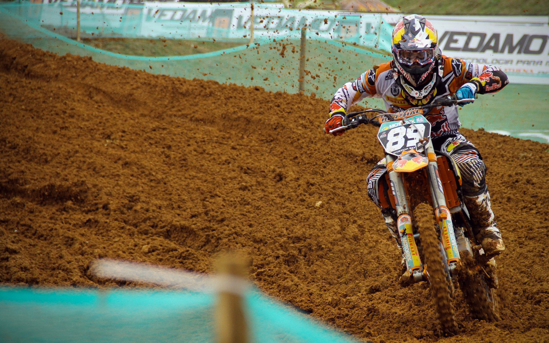 Uzi遭遇五持续失利，巴塞罗那教练压力巨大！观众掌声雷动